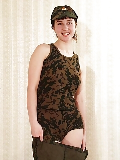 Hot Babe Displays Her Unshaves Sweet Cunt