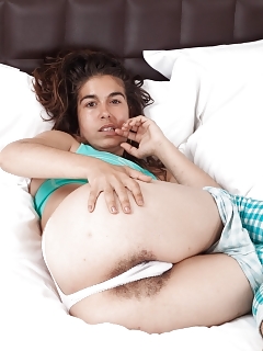 Lisandra Is In Her Green Stockings While In Bed, And Hungry To Get Nude