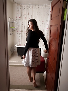 Dark Haired Beautiful, Wara Exhibits The World Her Delicious Thick Beaver In The Bath