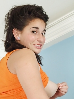 Roxane Teen Hairy Pussy Pictures