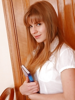 Loise 19 Year Hairy Pussy With Dildo
